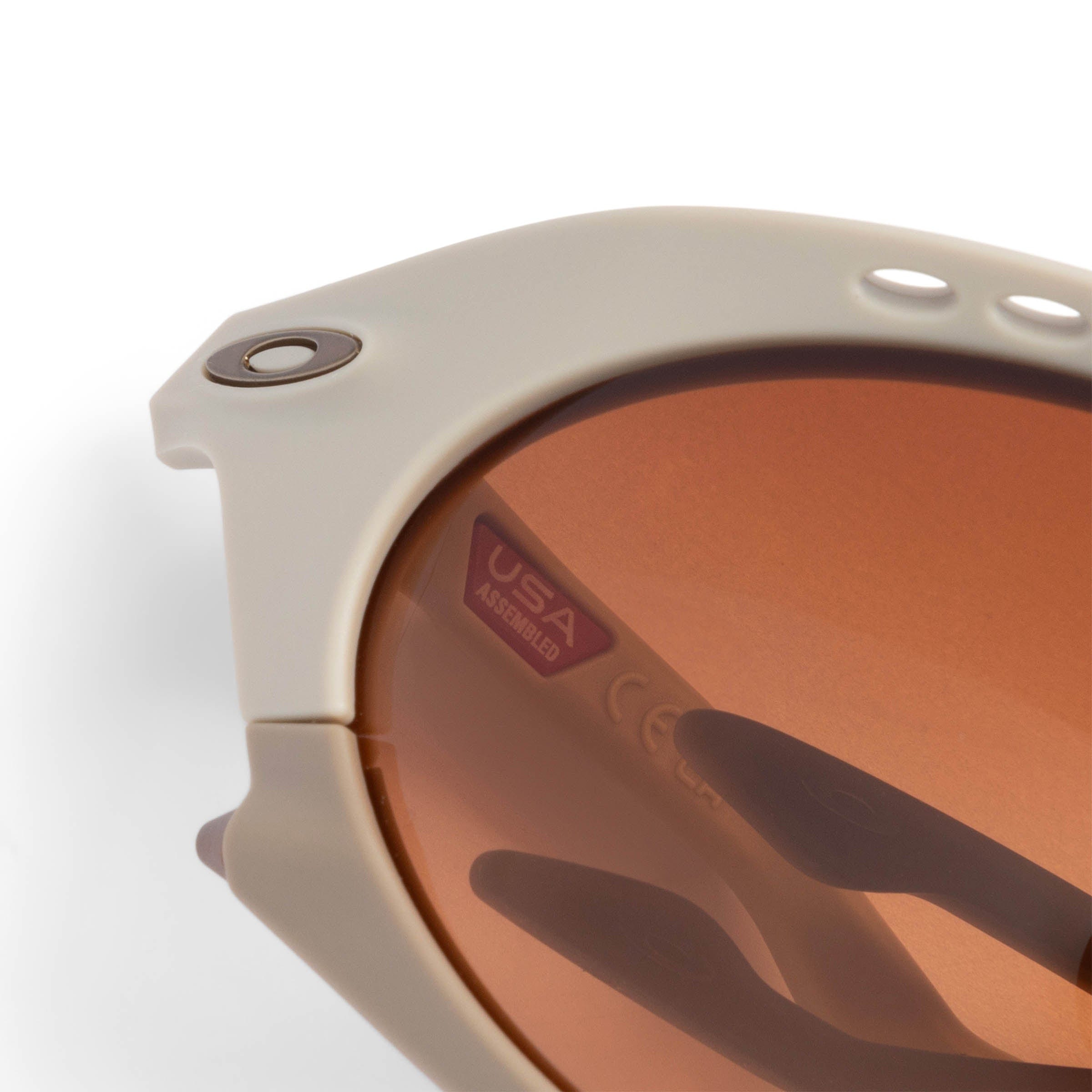 Oakley Eyewear MATTE SAND W/ PRIZM BROWN GRAD / O/S PLANTARIS