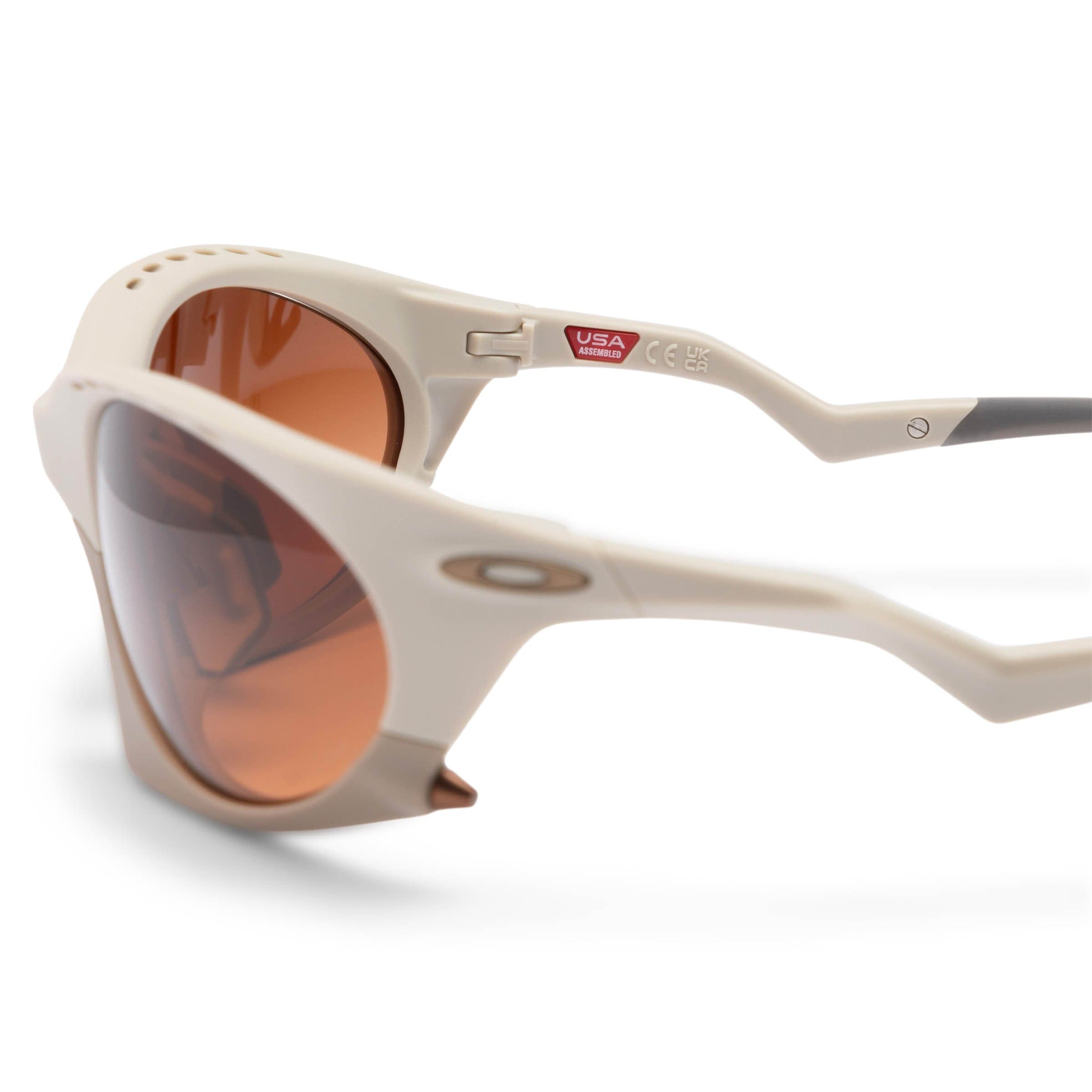 Oakley Eyewear MATTE SAND W/ PRIZM BROWN GRAD / O/S PLANTARIS